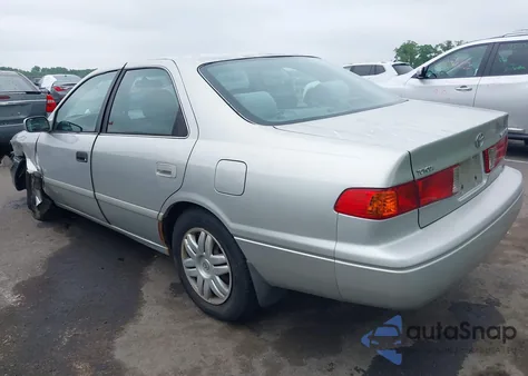 2001 Toyota Camry Le z USA, uszkodzony, nr VIN 4T1BG22K41U847401